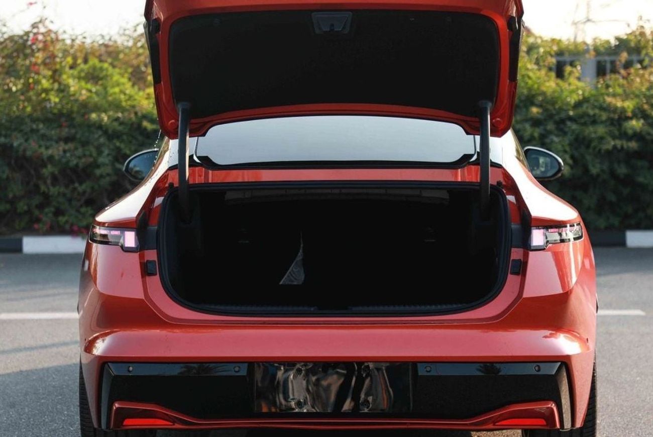 Lynk & Co Z10 2024 LYNK & CO Z10 ULTRA 702 - RED & BLACK inside BROWN