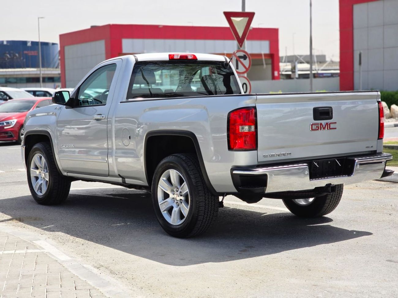 GMC Sierra 1500 SLE 5.3L Single Cab Utility 1500 SLE 5.3L V8 4X4 2016 GCC WITH FULL AGENCY SERVICE HISTORY IN M