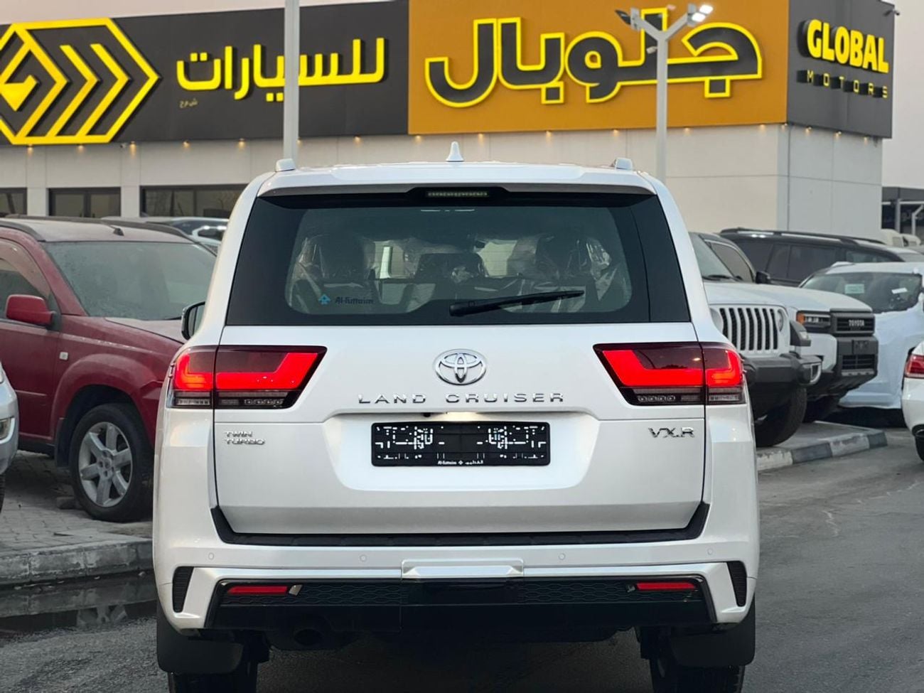 تويوتا لاند كروزر VXR White inside Red