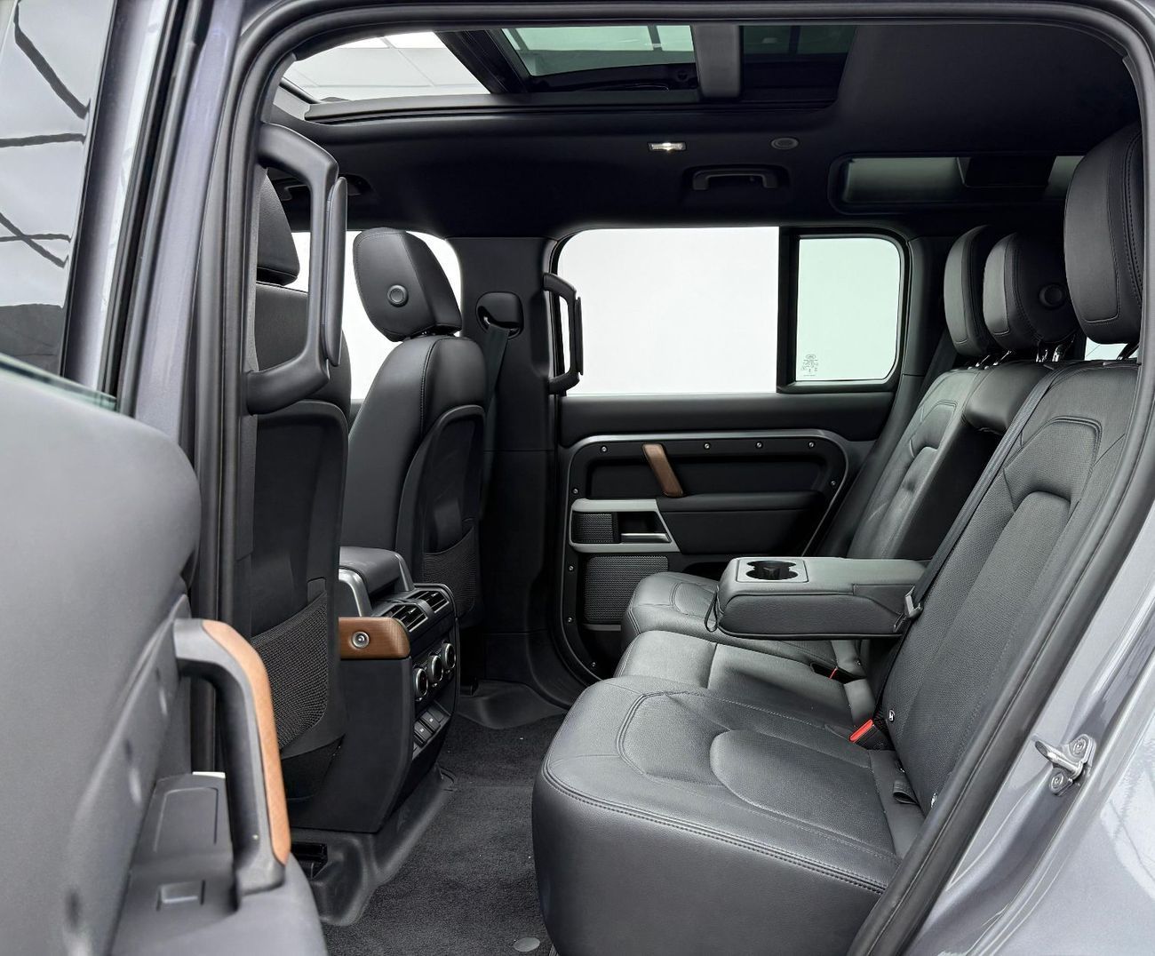 Land Rover Defender 2024 Land Rover Defender 110 SE P300, 2028 LR Warranty + Service Pack, Low Km, GCC