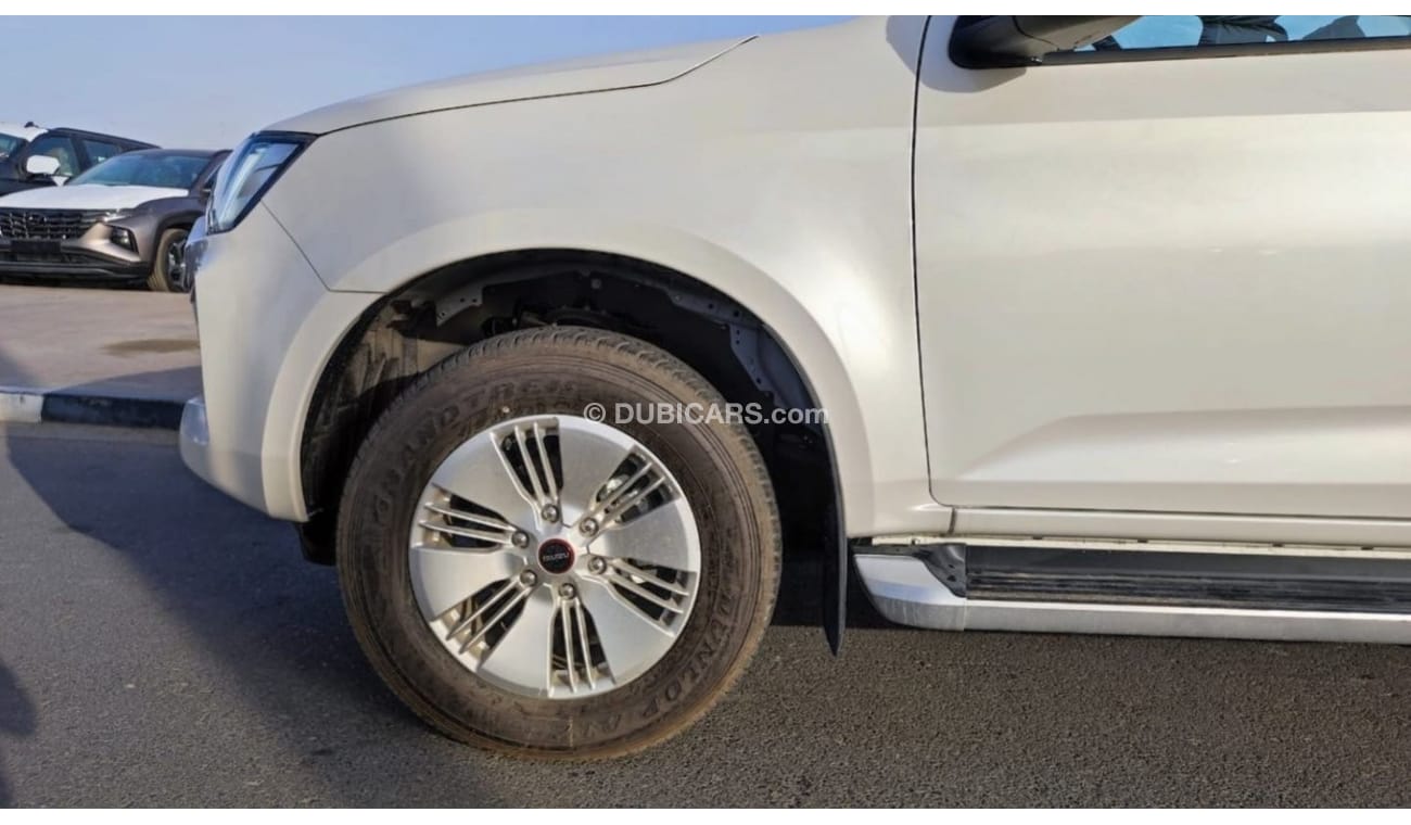 Isuzu DMax RG Crew 3.0L Diesel, pick up, 2023, 4x4, 4 doors, white color.