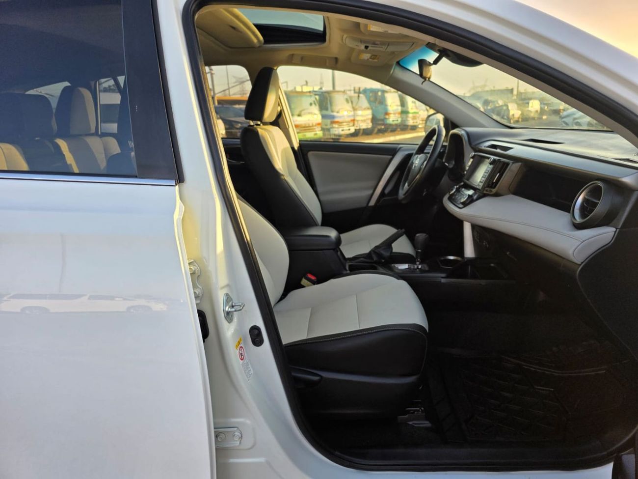 Toyota RAV4 Limited 2.5L Sunroof , Push button , Trunk automatic and leather seats