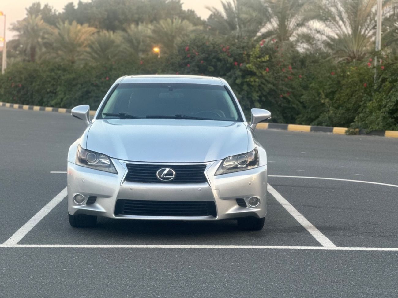 لكزس GS 350 موديل 2013 حاله ممتازه من الدآخل والخارج فل مواصفات فتحه وجلد ومثبت سرعه وتحكم كهربائي كامل