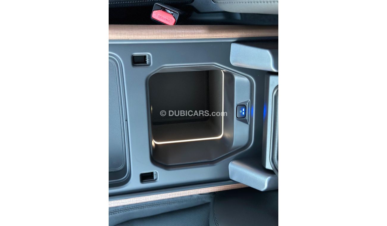 لاند روفر ديفندر DEFENDER P300 110 SE 2024 // GCC (AL TAYER) // CONTRACT SERVICE 65KM // 5 WARRANTY