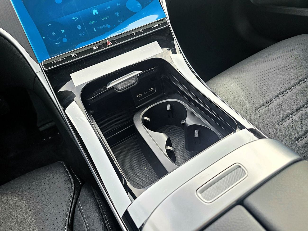 Mercedes-Benz C 200 Mercedes-Benz C200L 1.5L with cold and heat seats white color 2025 Model