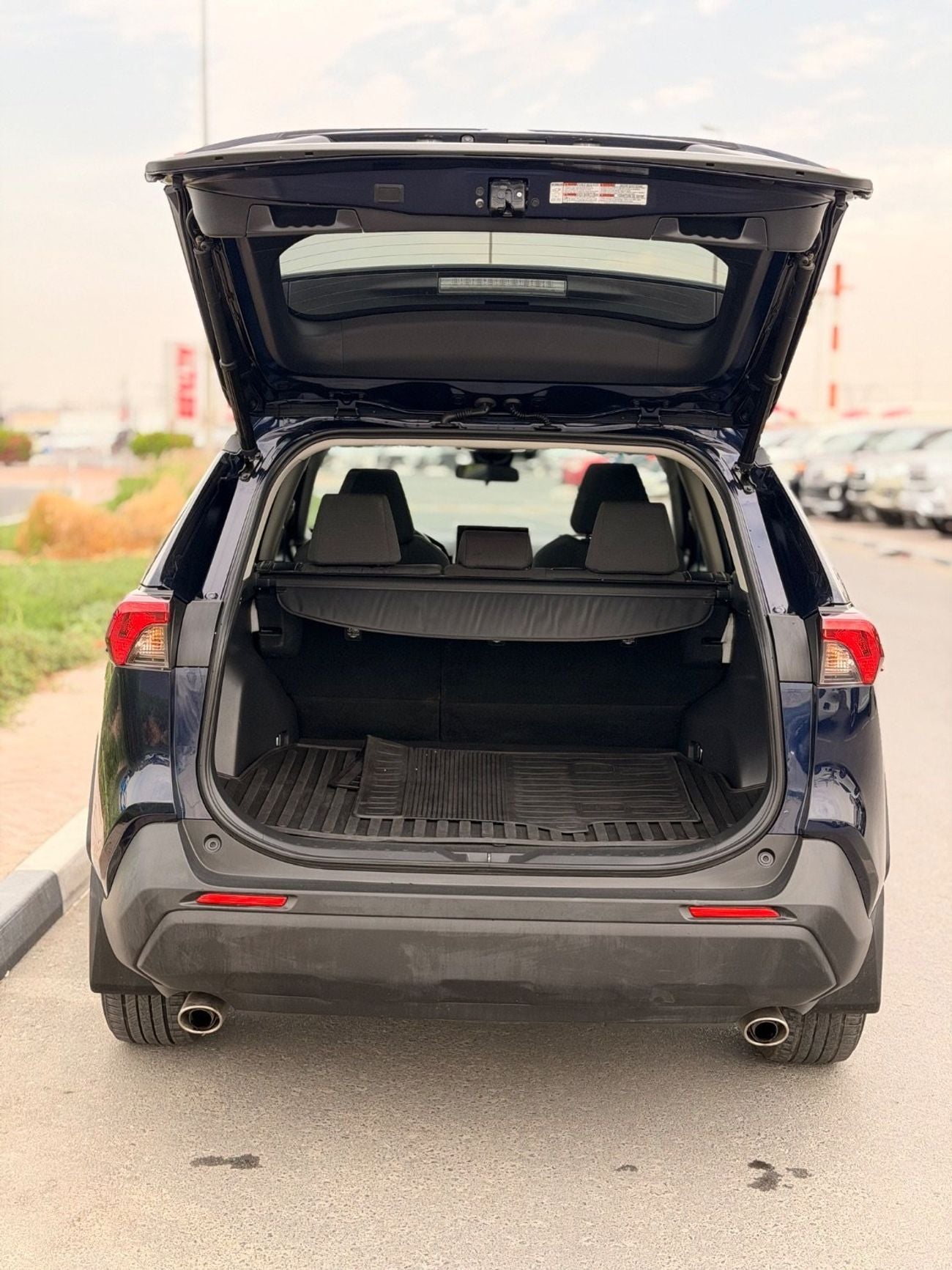 Toyota RAV4 XLE 2.5L  4X4 Sunroof, push start full option