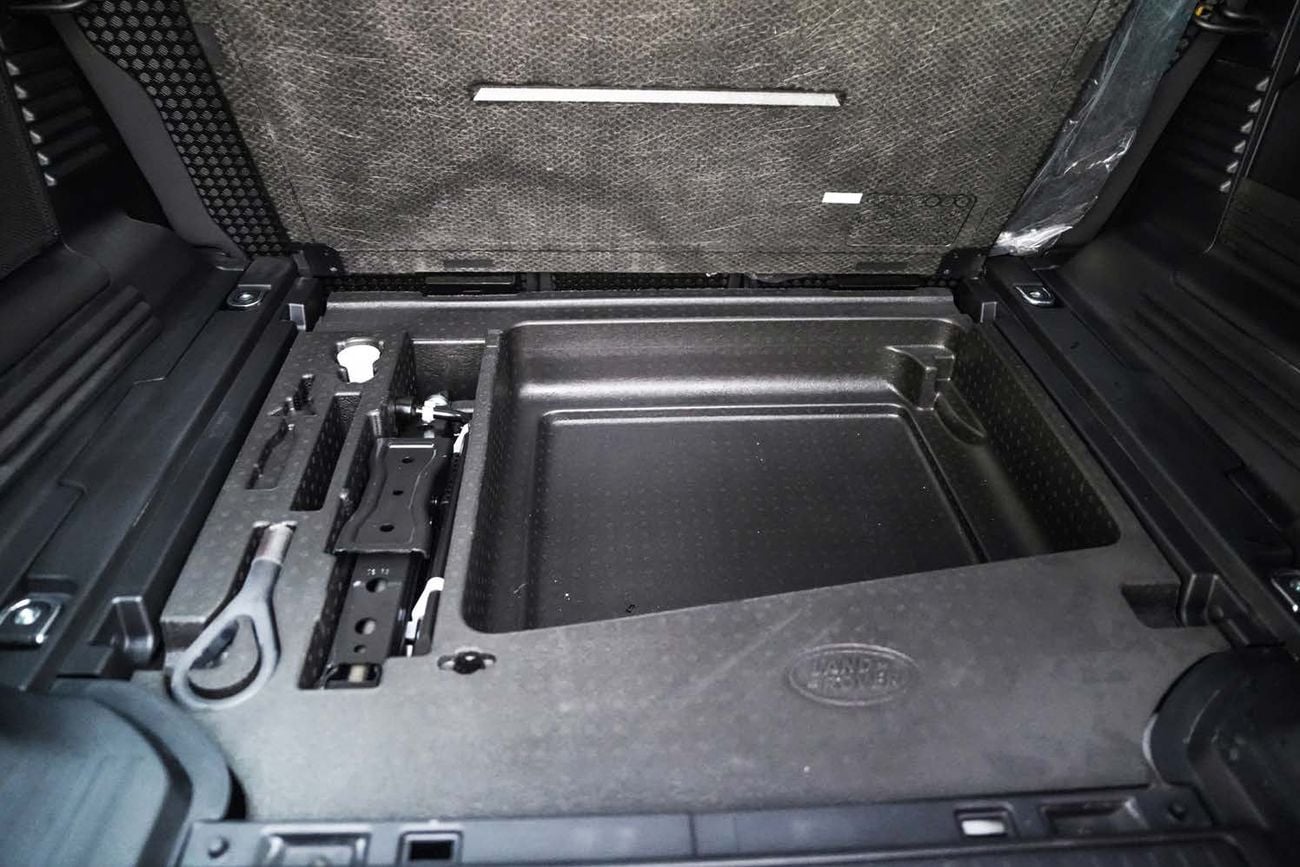 لاند روفر Defender 110 Land Rover Defender 110 D300 SE (Right Hand)
