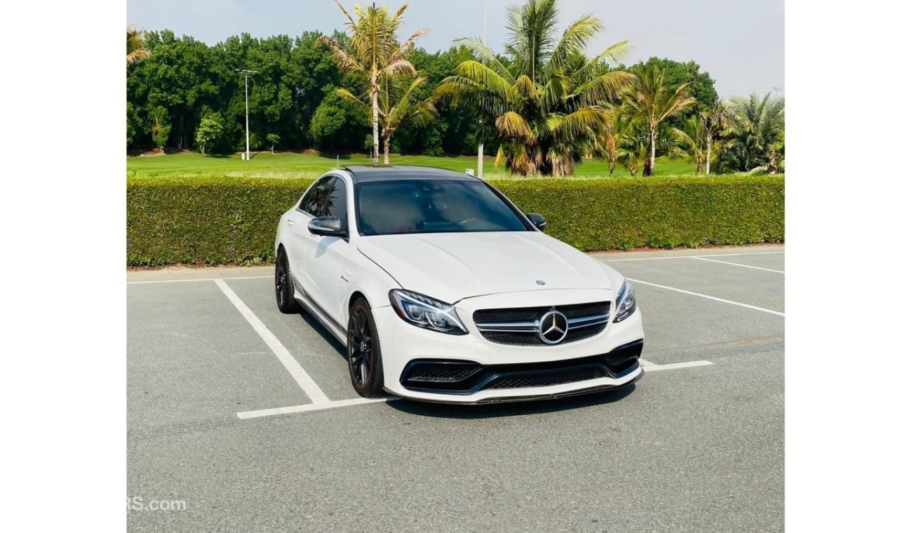 مرسيدس بنز C 63 AMG Std السياره بحاله ممتازه جدا لا تحتاج إلى أي مصاريف