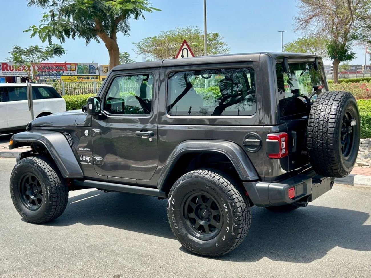 جيب رانجلر Sahara 3.6L A/T (5 Seater) WITH FULL KIT 2019 GCC LOW MILEAGE WITH AGENCY SERVICE HISTORY IN MINT CO