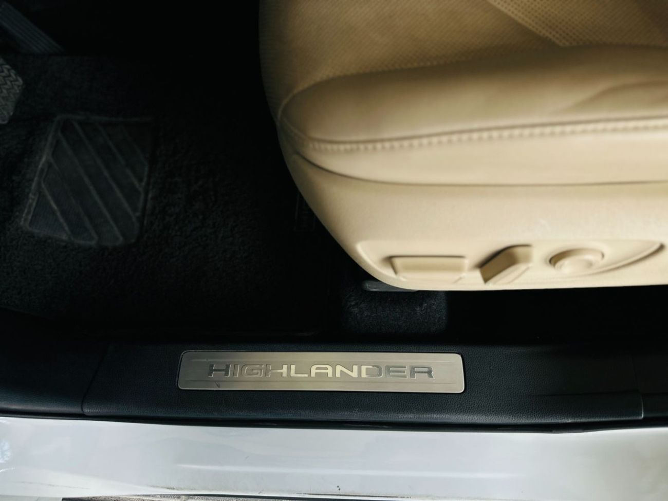 تويوتا هايلاندر 2023 Toyota Highlander VXR - White inside Beige