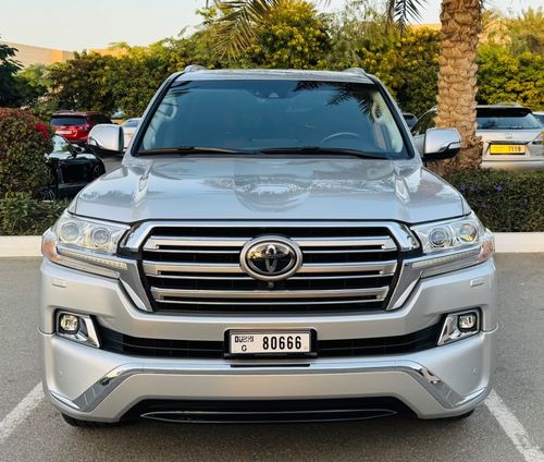 Toyota Land Cruiser VXR 5.7L 4WD