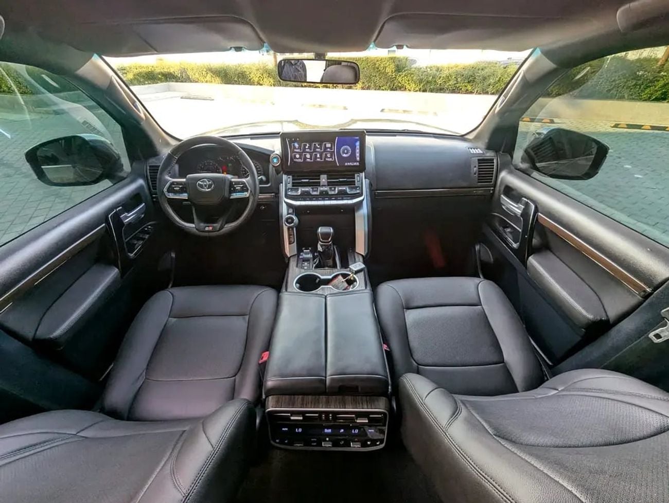Toyota Land Cruiser GXR FACELIFTED WITH INTERIOR AND EXTERIOR GCC V6 4.0L