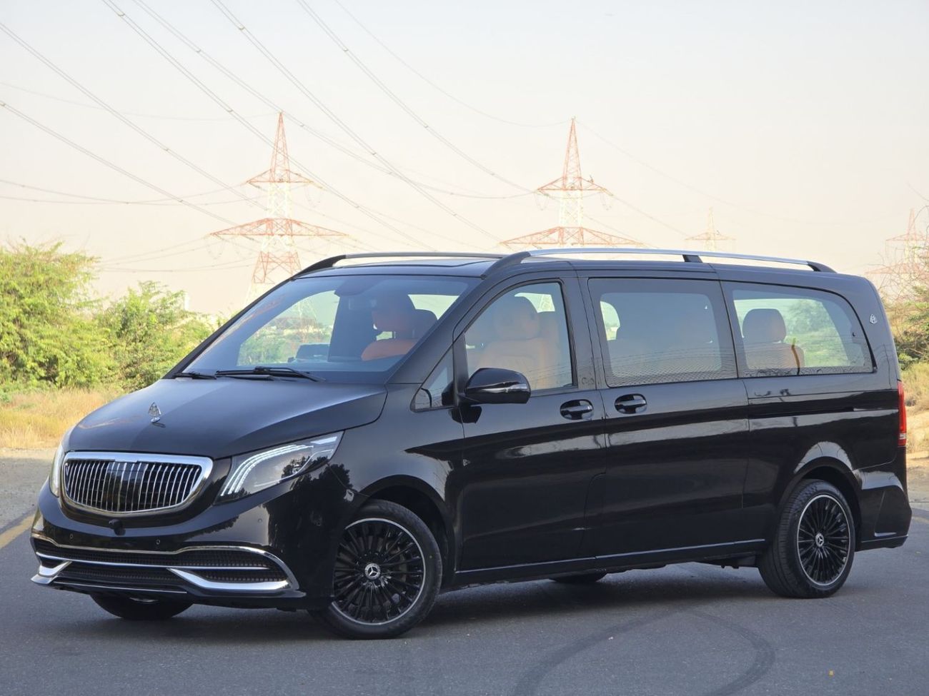 Mercedes-Benz V 250 Std 2.1L MERCEDES V-250 GCC 2018 BODY KIT MAYBACH 2023 // PERFECT CONDITION WITH GOOD PRICE