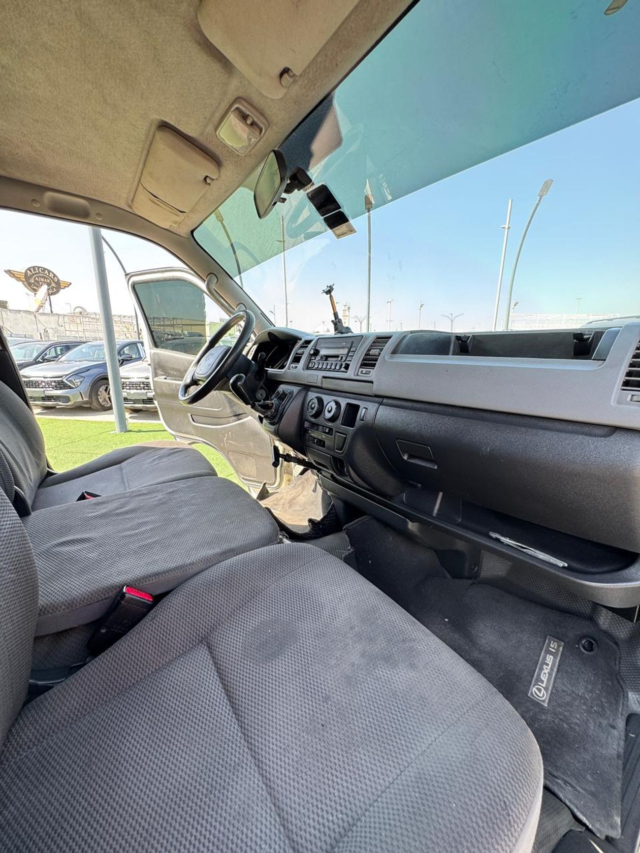 Toyota Hiace GL - Standard Roof 2.7L