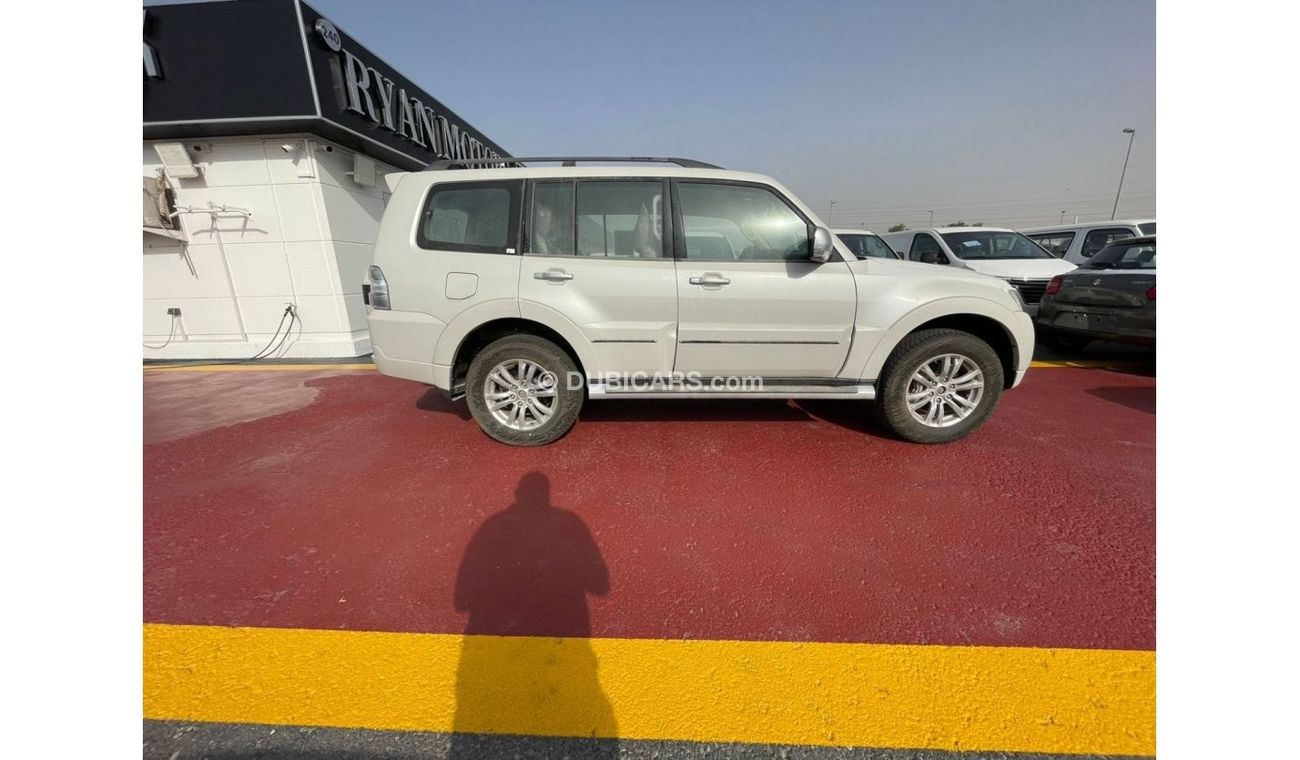 ميتسوبيشي باجيرو ميتسوبيشي باجيرو 3.8 لتر بنزين موديل 2020 لون ابيض للتصدير فقط