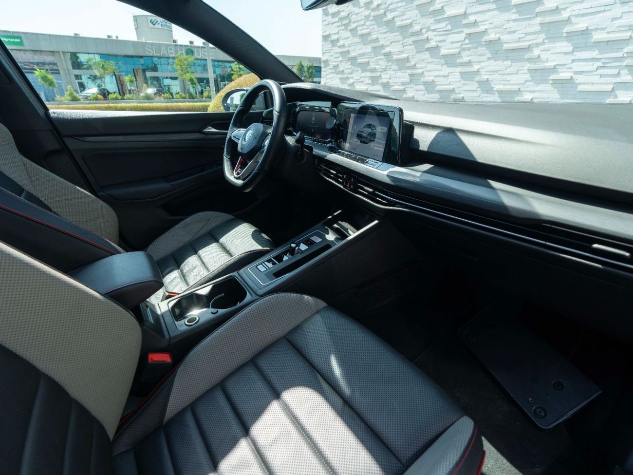 Volkswagen Golf GTI AED 1,808 PM • GTI P2 FULL • LOW KM • OFFICIAL VOLKSWAGEN WARRANTY UNTIL 2026 • STUNNING COLOUR