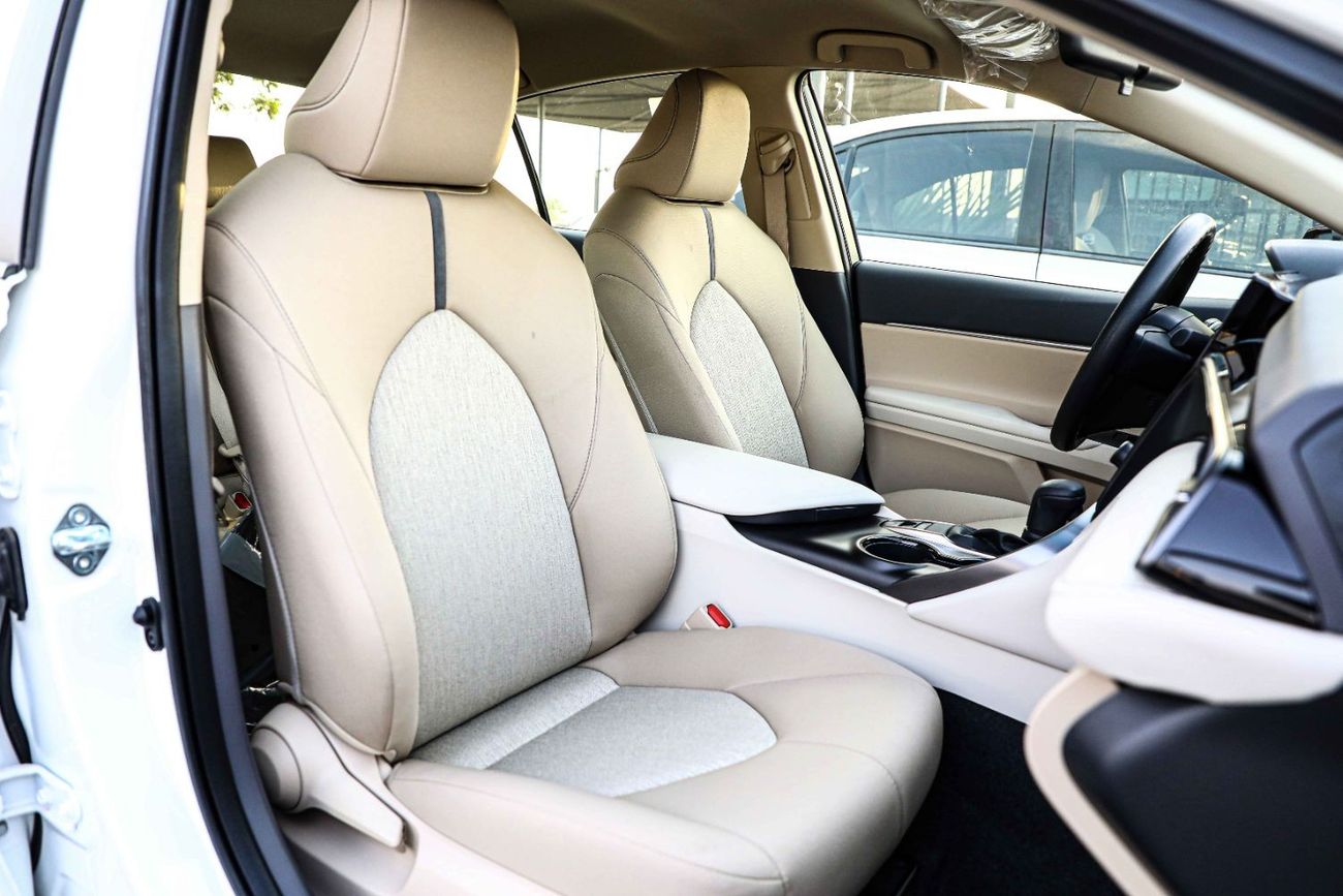 تويوتا كامري تويوتا كامري 2023 2.5 LE - أبيض بلاتيني لؤلؤي من الداخل بيج