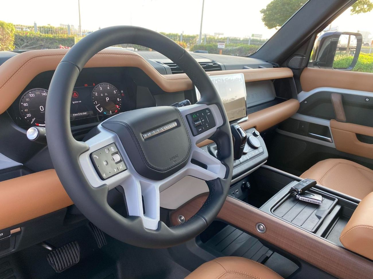 Land Rover Defender GCC SPEC UNDER WARRANTY AND SERVICE CONTRACT