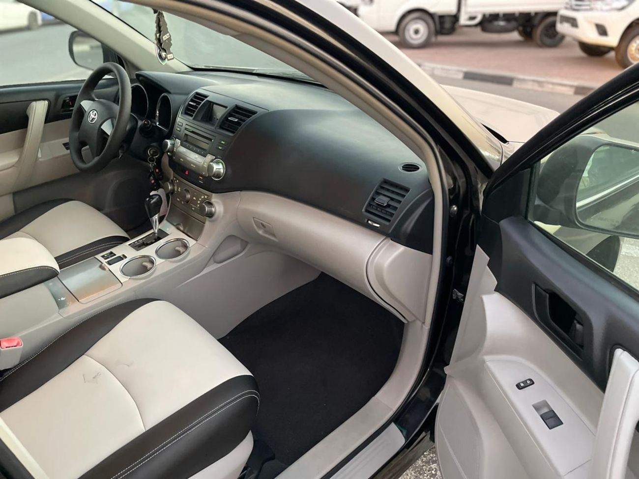 Toyota Highlander 2012 Toyota Highlander 4x4 - 3.5L V6 MidOption+ 7 Leather Seats Great Condition -