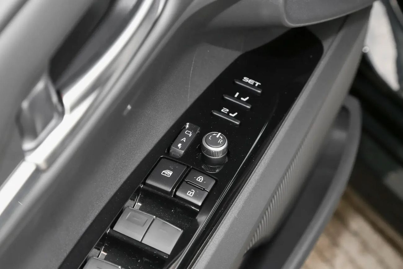 Toyota Camry 2.5HG Hybrid Chinese Specs Export Price Can Be Register in UAE