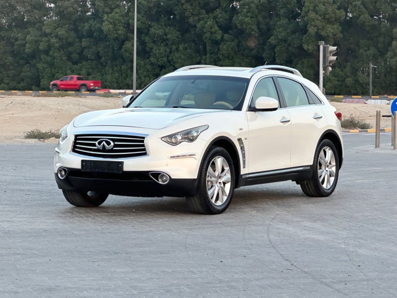 Infiniti QX70 MODEL 2017 GCC CAR PERFECT CONDITION INSIDE AND OUT SIDE FULL OPTION SUN ROOF LEATHER SEATS 5 camera
