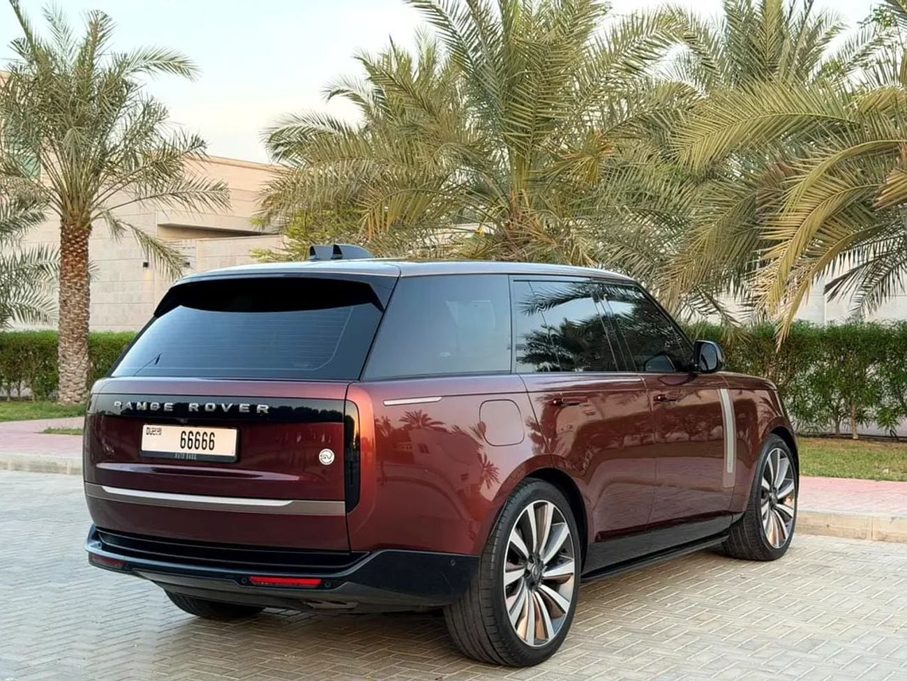 لاند روفر رينج روفر SV | GCC Specs | Pristine Condition