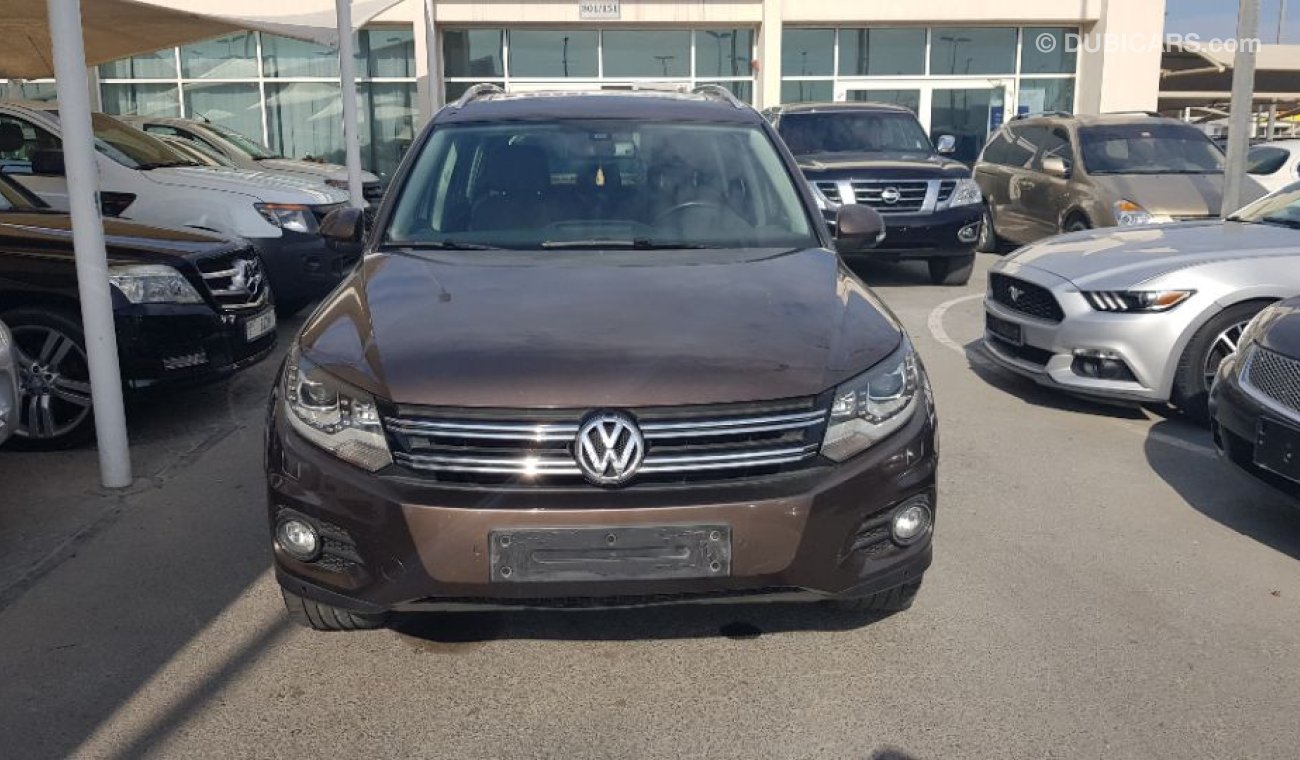 Volkswagen Tiguan 2015 model  2.0 4motion full options Gulf specs panoramic roof