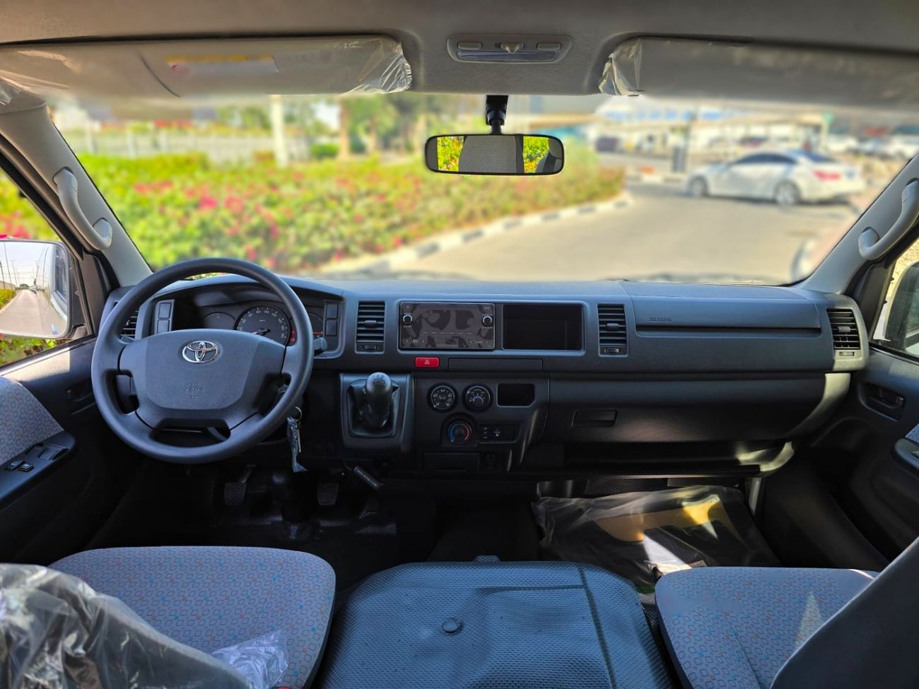 تويوتا هاياس Hiace 2.5L High Roof Diesel GL 2.5L 15-passenger