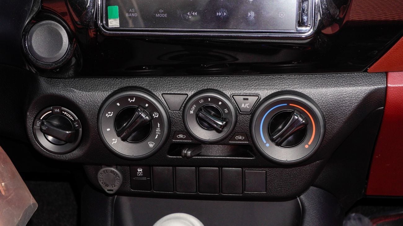 تويوتا هيلوكس DLX 2.4 L DIESEL 2025