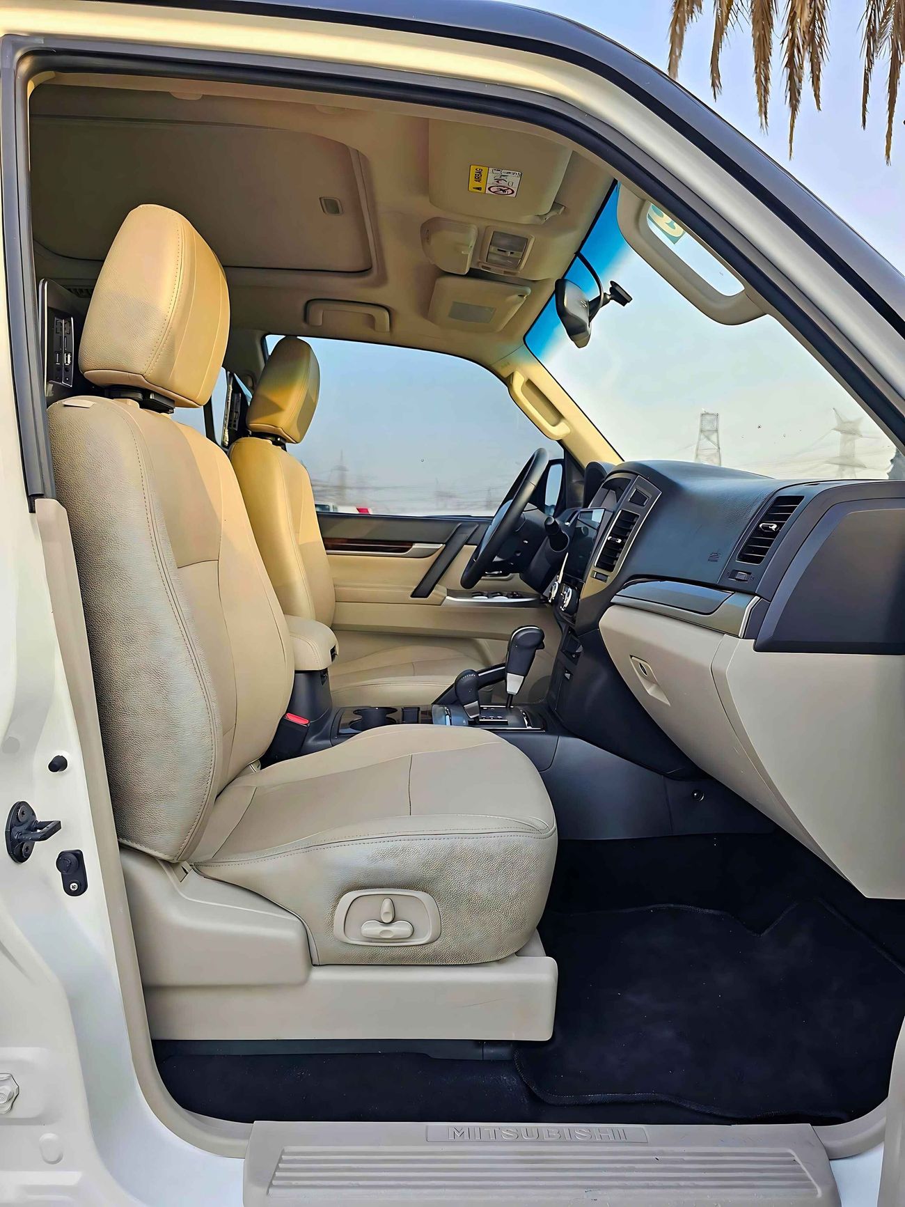 ميتسوبيشي باجيرو SIGNATURE EDITION/ SUNROOF LEATHER/ ELECTRIC SEATS/ 3.8 V6 4WD/ FULL OPT/ EXPORT ONLY / LOT#16883