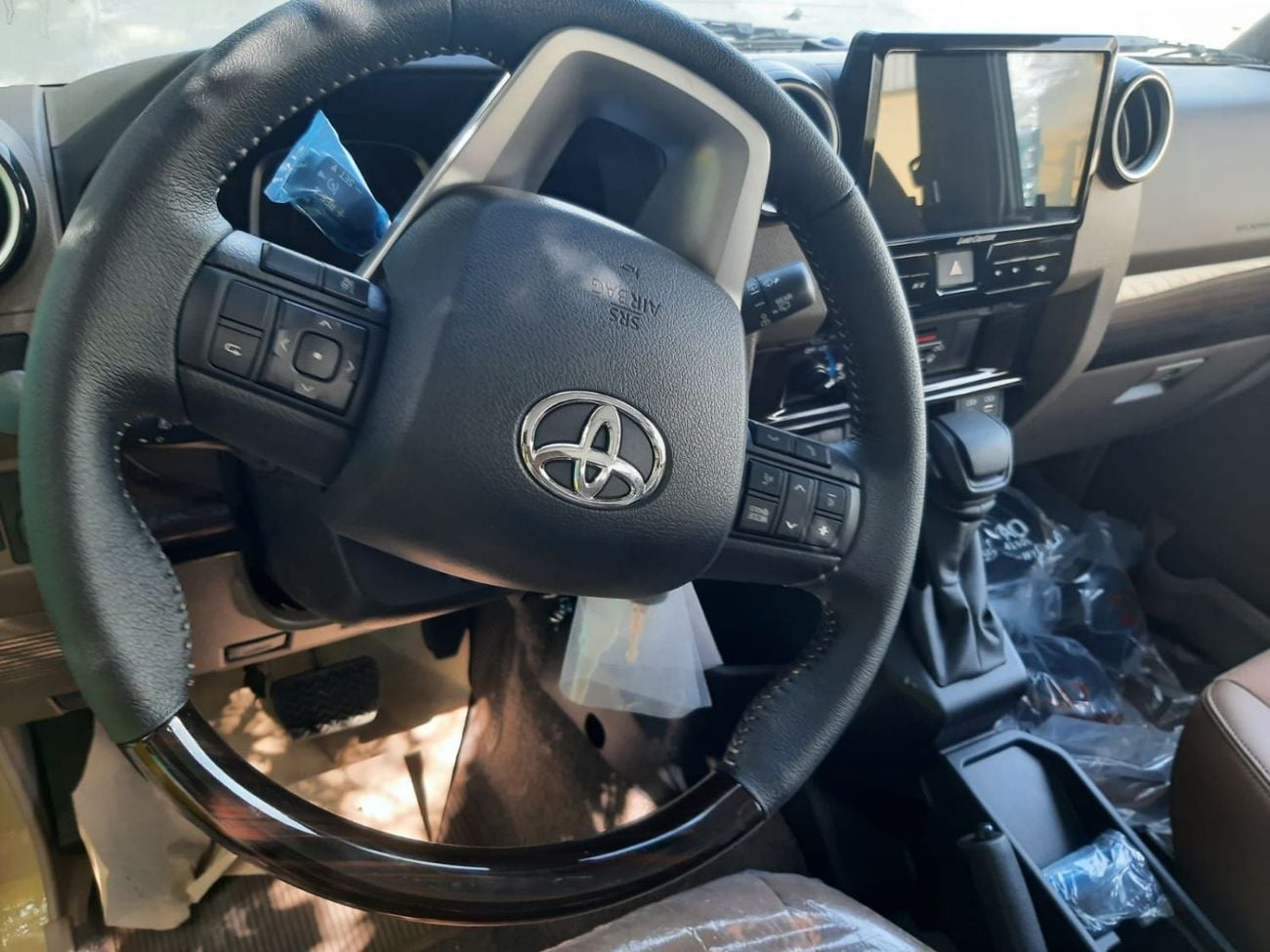 تويوتا لاند كروزر 70 TOYOTA LAND CRUISER LC76 4.0L AT FULL OPTION