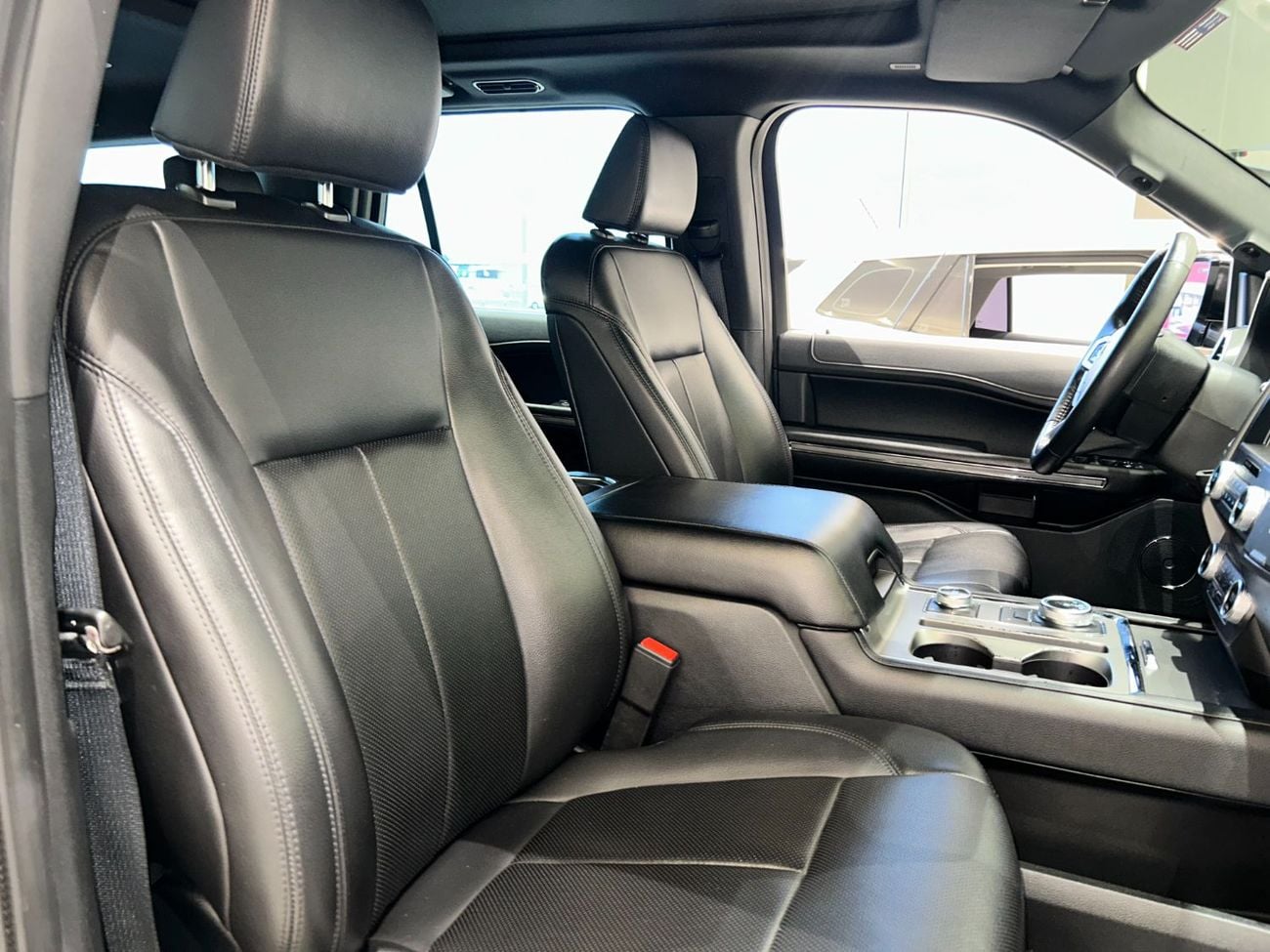 Ford Expedition XT221 / FREE Insurance + Registration / AL TAYER MOTORS / AL QOUZ SHOWROOM