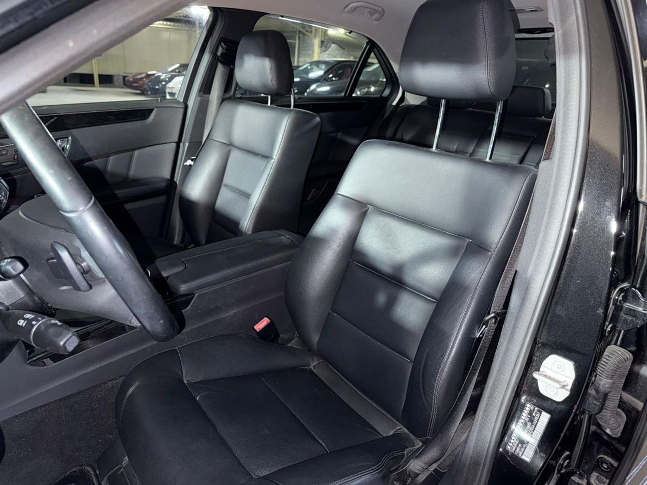 مرسيدس بنز E 350 3.5L | FULL SERVICE HISTORY| BLACK LEATHER SEATS | PUSH START