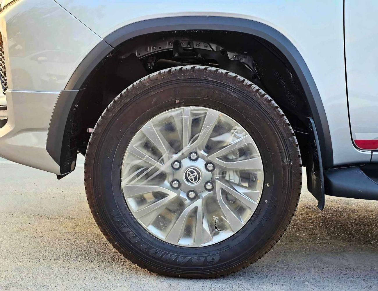 تويوتا فورتونر SR5 ADVENTURE / 4.0L V6 PETROL / CLIMATE WITH LEATHER SEATS /DIFFLOCK/ AUTO A/C (CODE # F6HA)