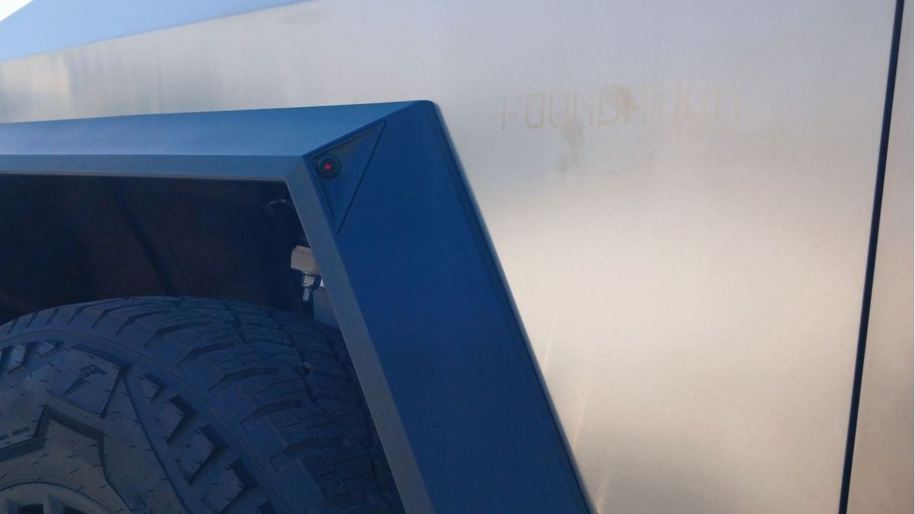 تسلا سايبرتراك Tesla Cybertruck Foundation Series electric pickup truck 2024YM