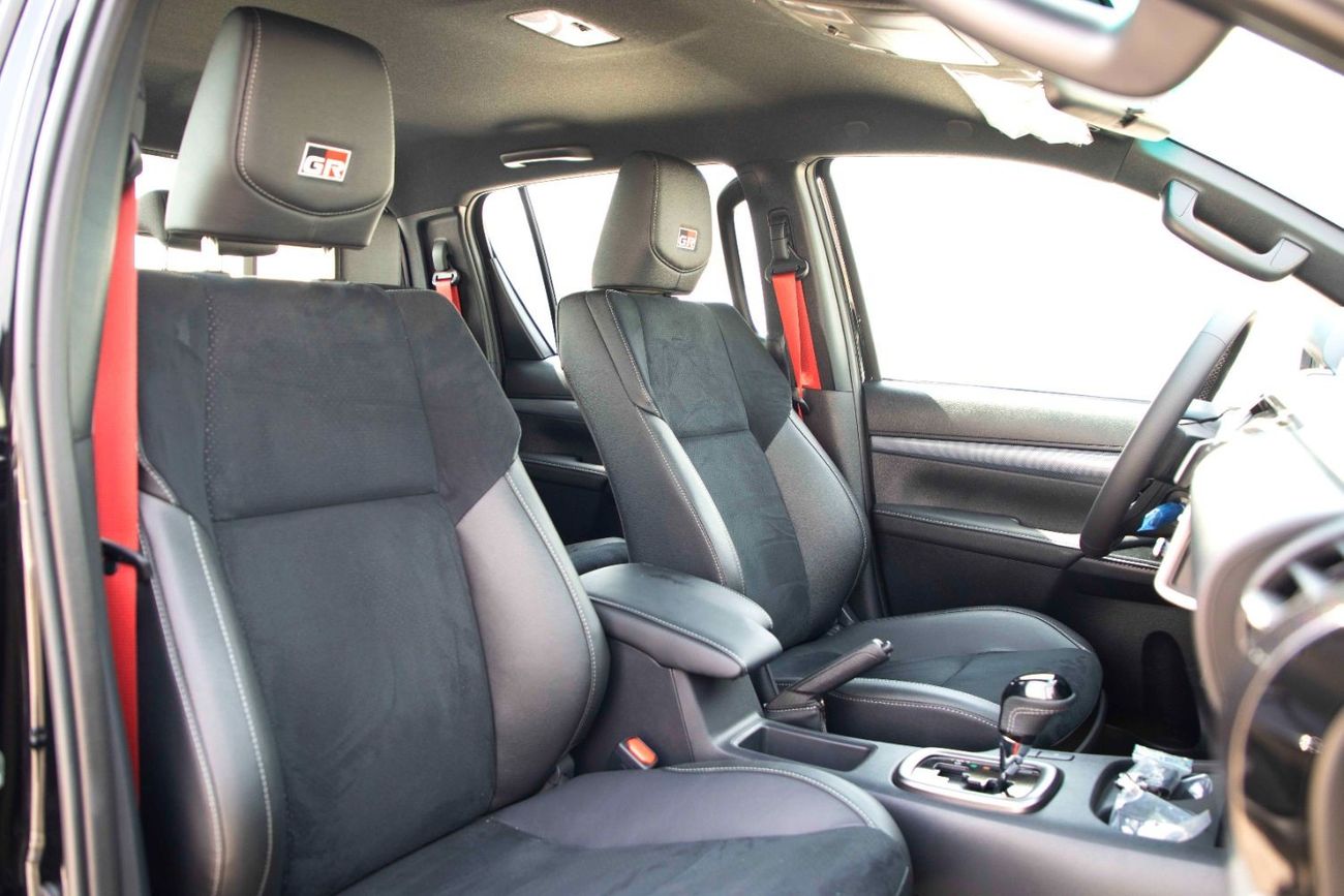 تويوتا هيلوكس تويوتا هايلكس 4.0 GR-Sport 2023 - أسود اتيتيود من الداخل أسود