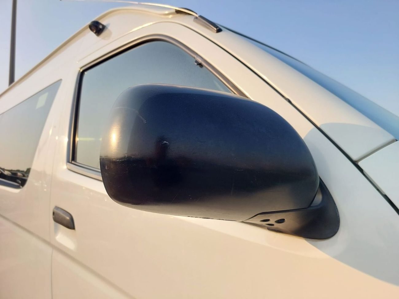 Toyota Hiace TOYOTA HIACE COMMUTER VAN RHD 2018 MODEL 3.0 L DIESEL AUTOMATIC(PM35933)