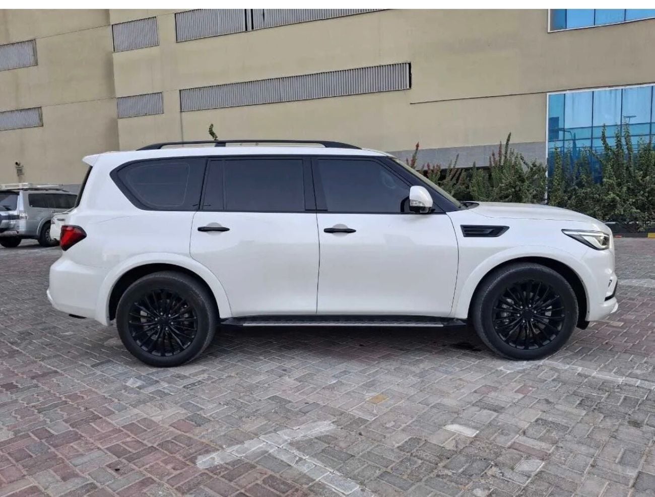 Infiniti QX80 SENSORY PRO BLACK EDITION