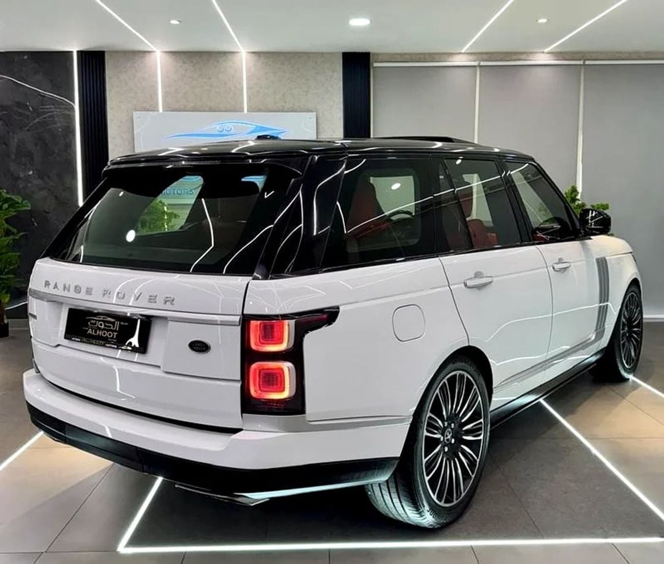 Land Rover Range Rover AUTOBIOGRAPHY FACELIFT TO || AUTOBIOGRAPHY KIT RR VOGUE V8 II GCC || TOP RANGE || PANORAMIC ||SCREENS