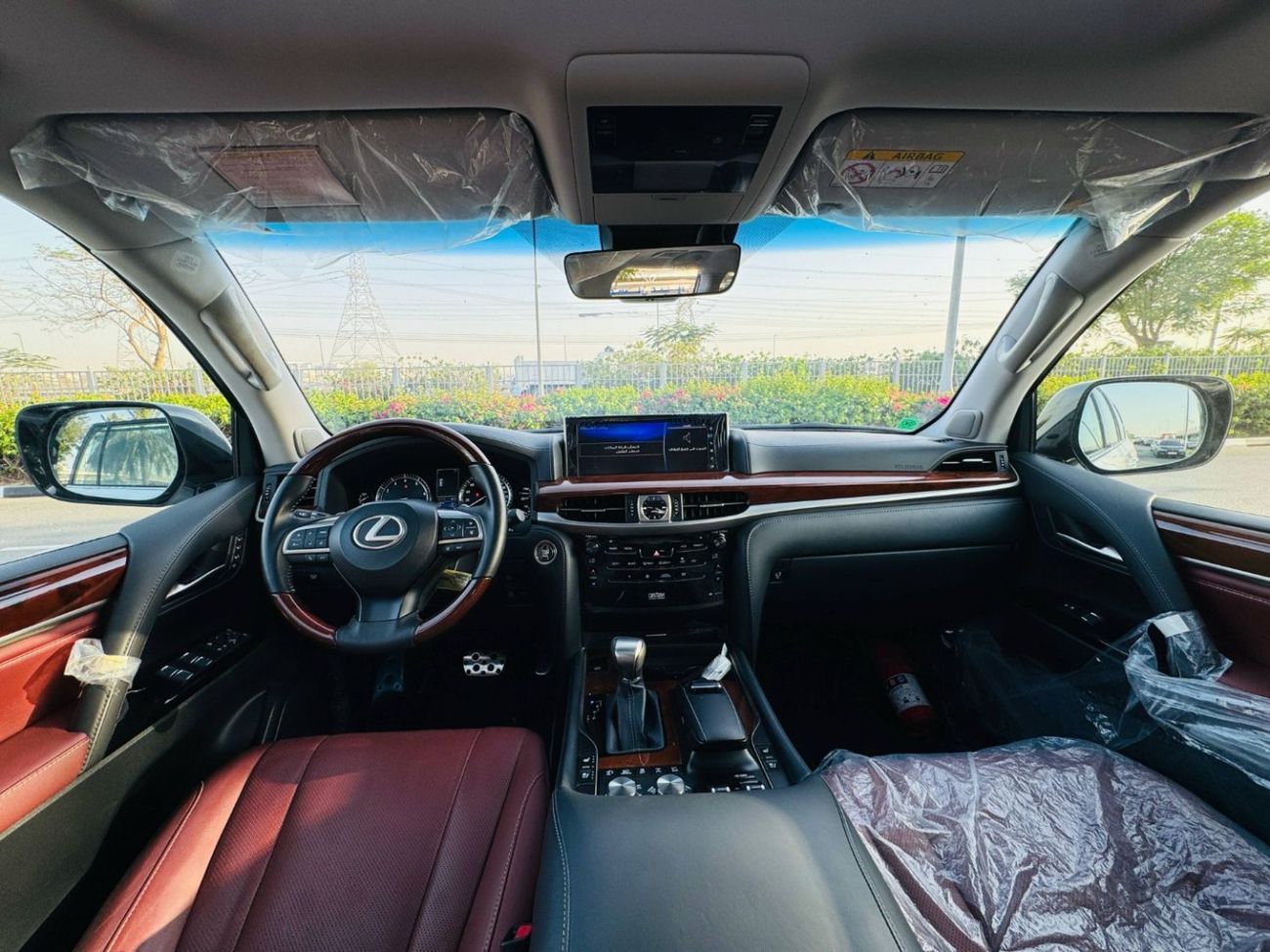 Lexus LX 570 Signature 5.7L GCC SPEC NEAT AND CLEAN LESS KILOMETER