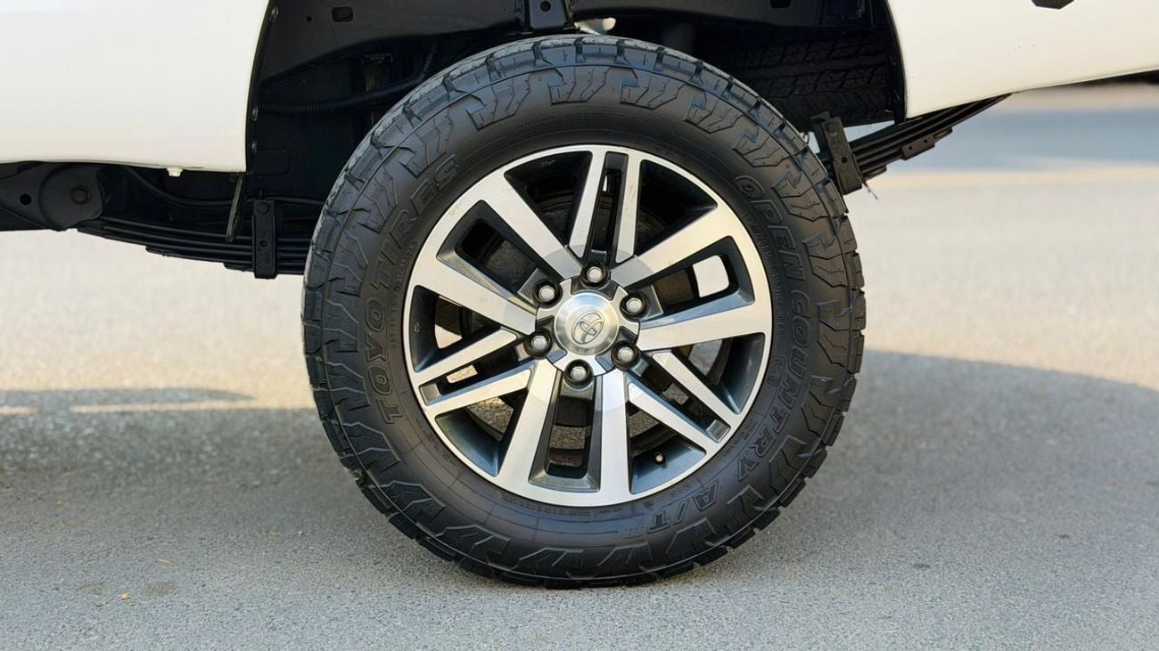 Toyota Hilux SINGLE CABIN | MANUAL TRANSMISSION | LEATHER SEATS | 4WD | 2023