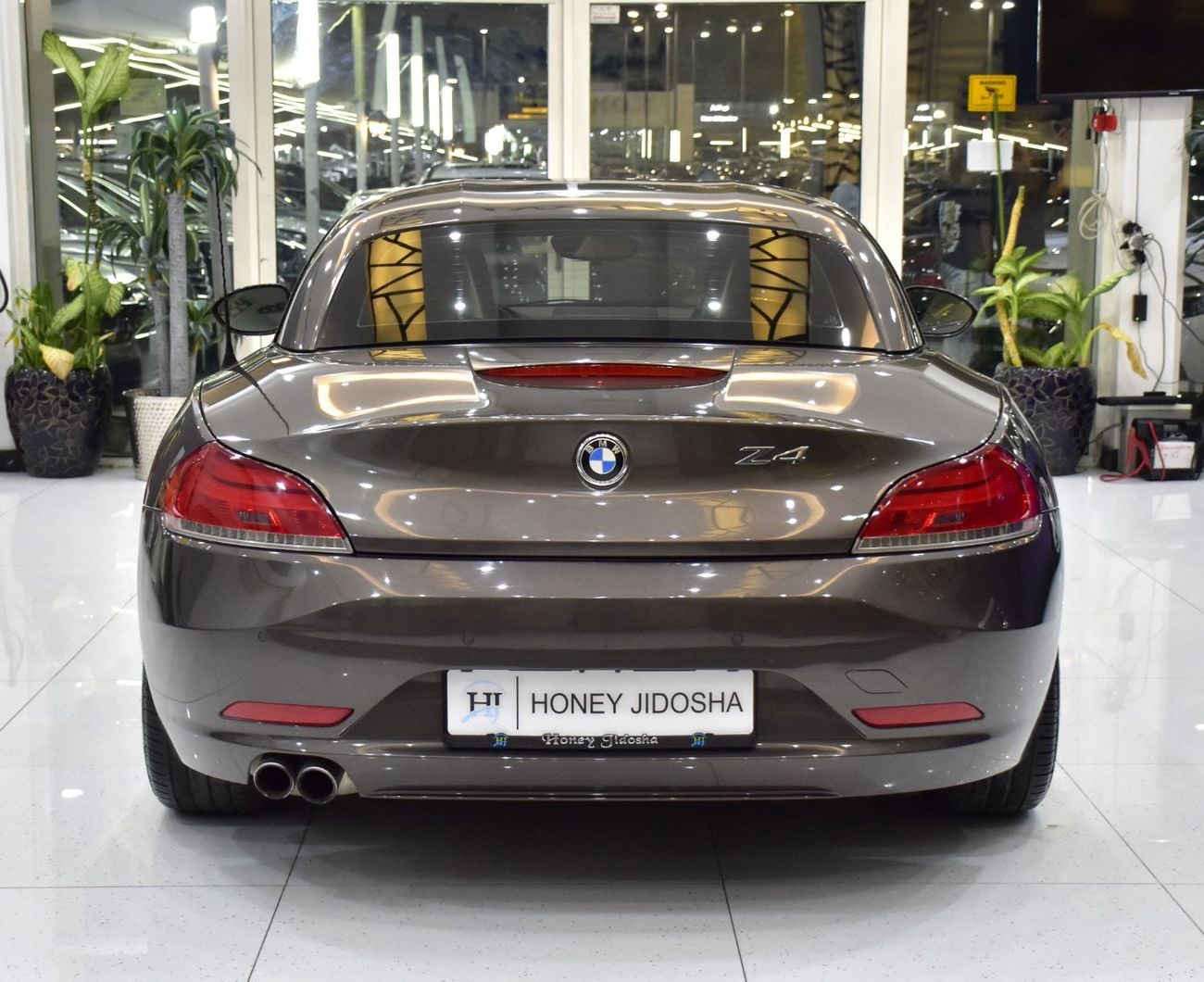 BMW Z4 sDrive 23i EXCLUSIVE EXCELLENT DEAL for our BMW Z4 sDrive23i ( 2012 Model ) in Brown Color GCC Specs