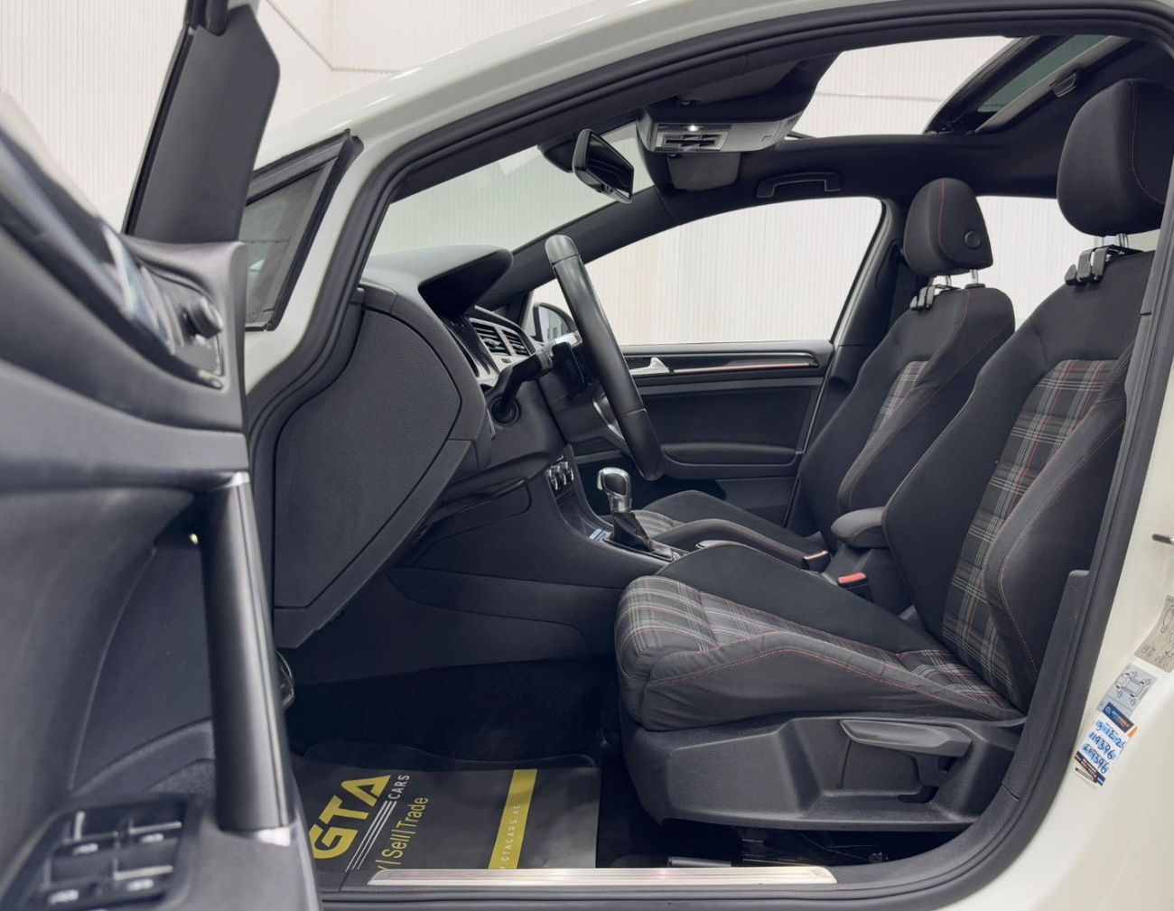 فولكس واجن جولف GTI 2016 Volkswagen Golf GTI, Service History, Excellent Condition, GCC