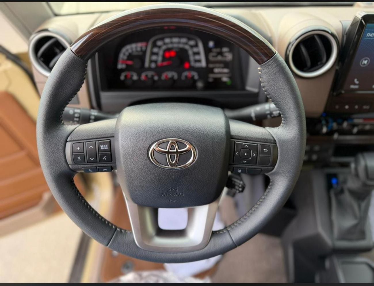 تويوتا لاند كروزر 70 TOYOTA LANDCRUISER LC71 MODEL 2026 4.0 PETROL ENIGINE WITH 6 CYLINDER OMAN SPECS