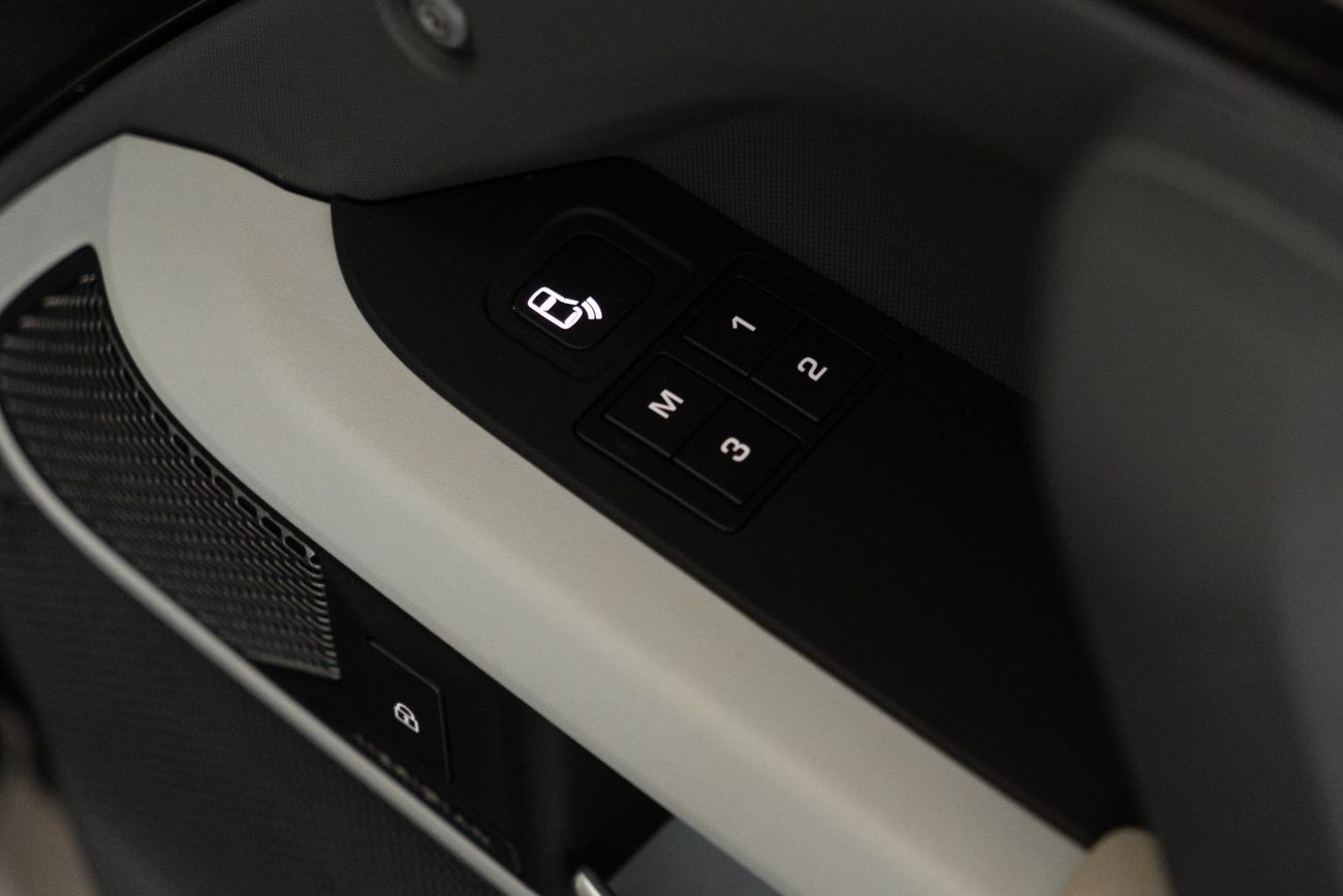 Land Rover Defender 110 SE P300 2.0L