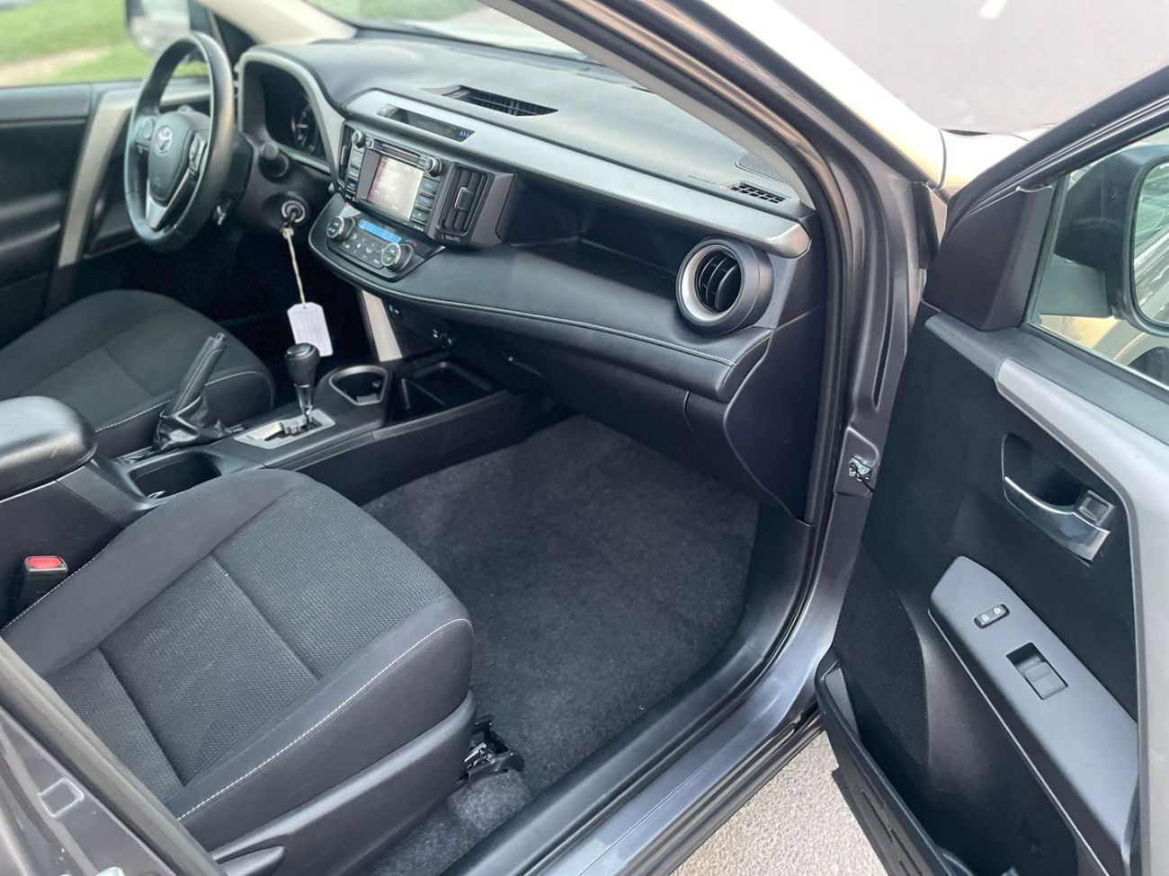 Toyota RAV4 2017 Toyota Rav4 XLE 2.5L V4 Full Option - 4x4 AWD - Sunroof