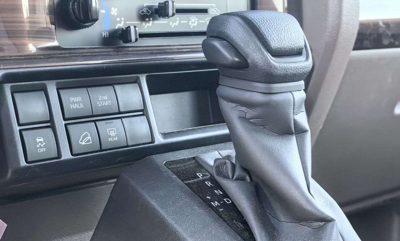 تويوتا لاند كروزر 70 2025 TOYOTA LAND CRUISER 76 2.8L DIESEL 5 DOOR FULL OPTION