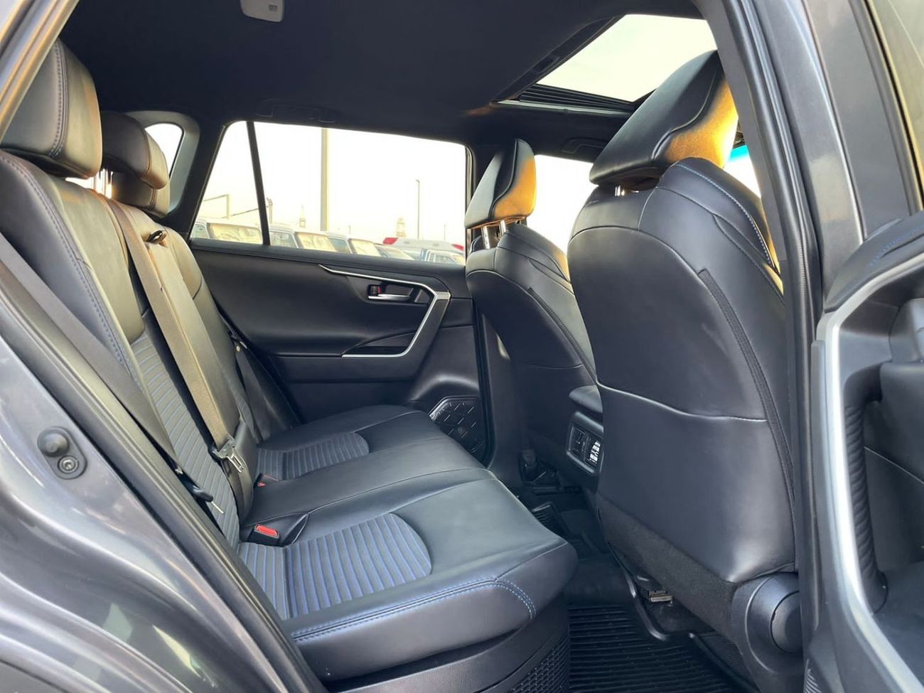 Toyota RAV4 XLE HYBRID  4X4