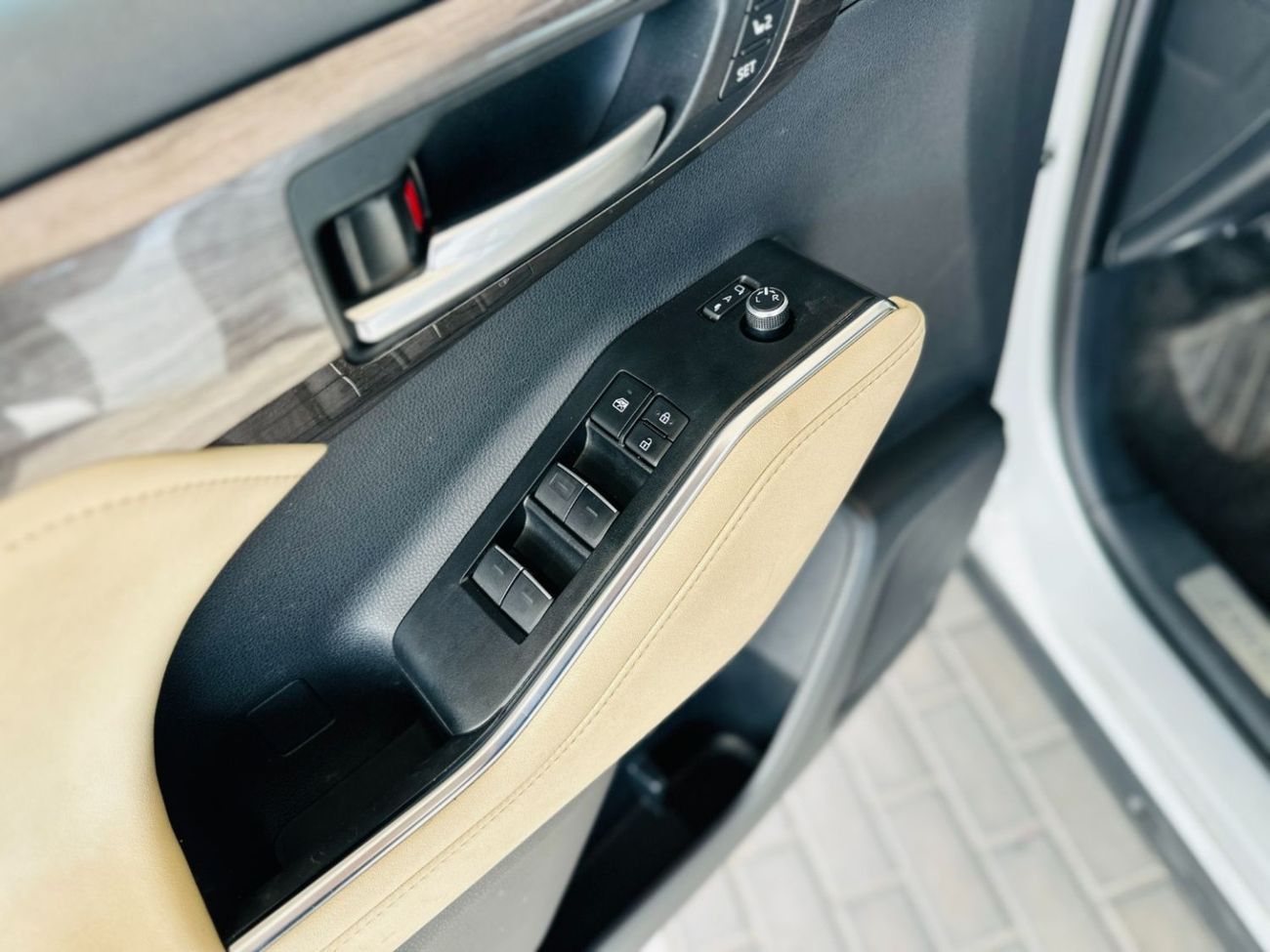 تويوتا هايلاندر 2023 Toyota Highlander VXR - White inside Beige