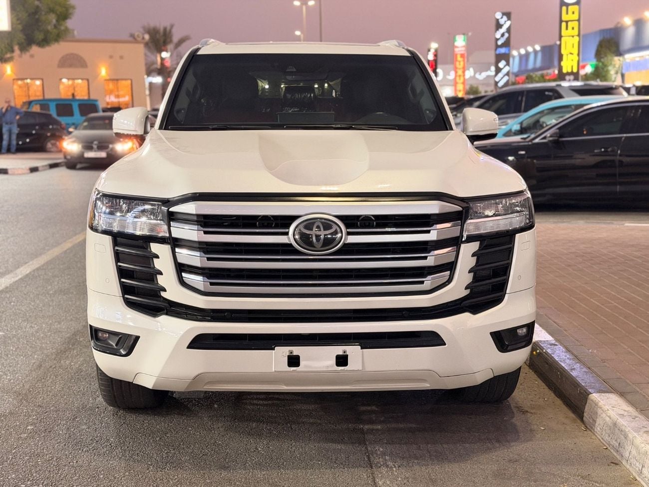 Toyota Land Cruiser VXR Toyota Landcruiser VXR 2022 Twin Turbo white inside Red